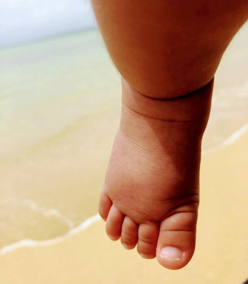 赤ちゃんの足と海