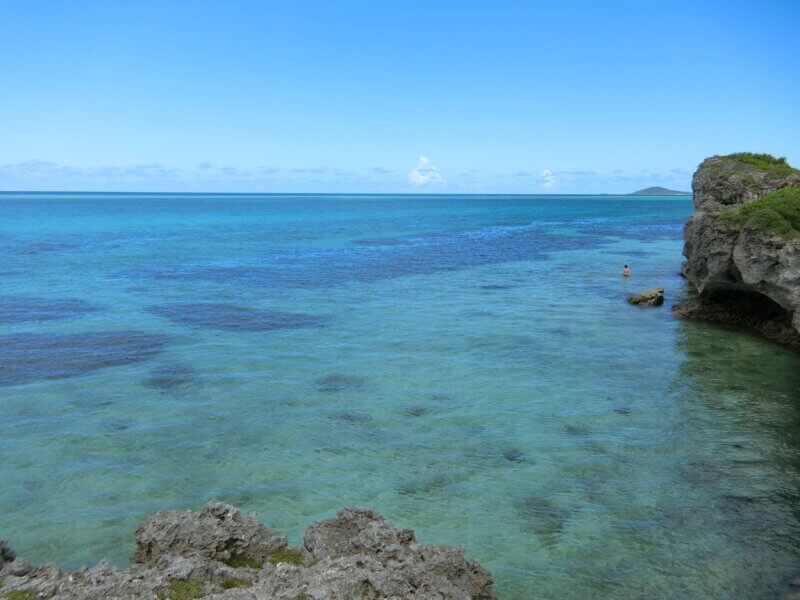 フナクスビーチ　大神島方面の崖上からの景色