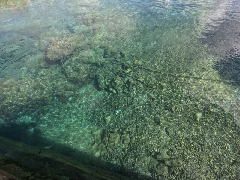 シギラビーチ　橋の上から魚が見える程の透明度