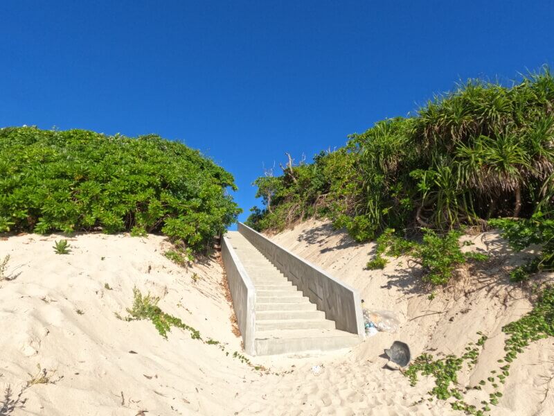 長間浜へ行ける階段