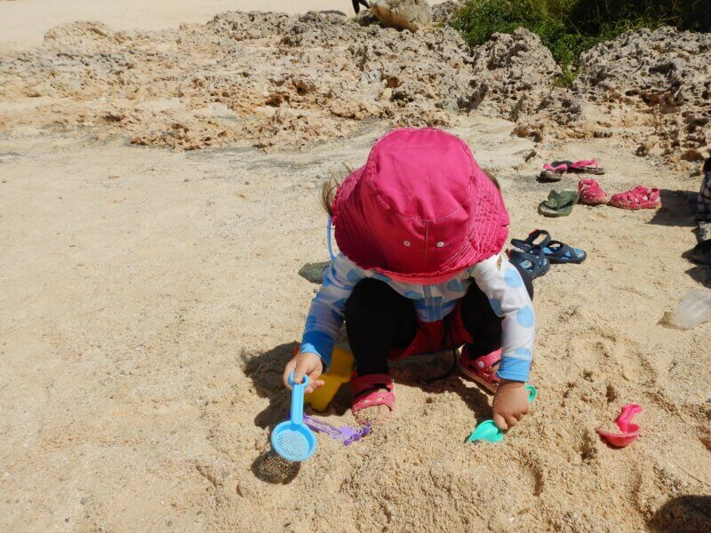 シギラビーチ　海を嫌がり砂遊び（２歳）